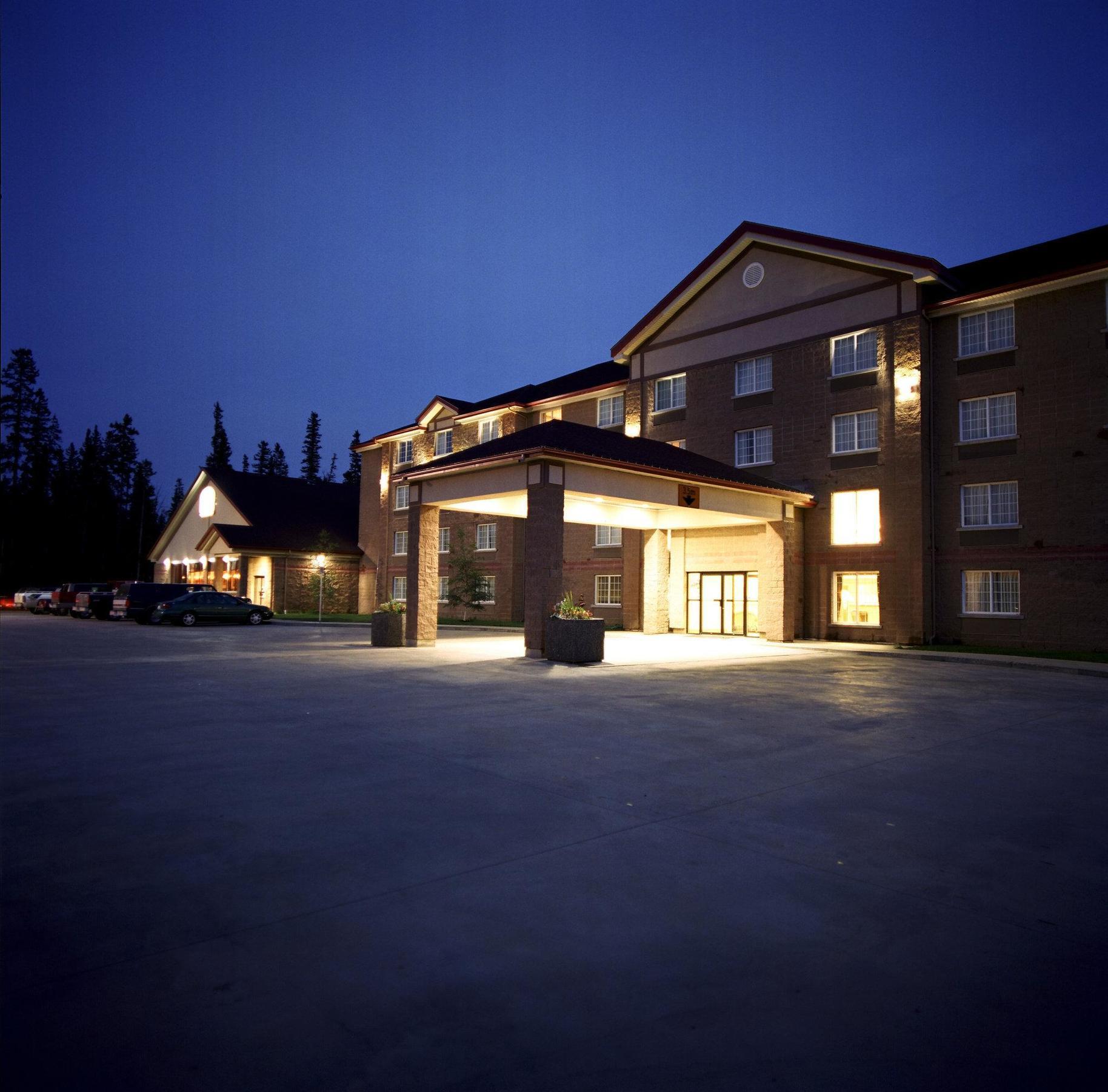 Woodlands Inn & Suites Fort Nelson Exterior foto