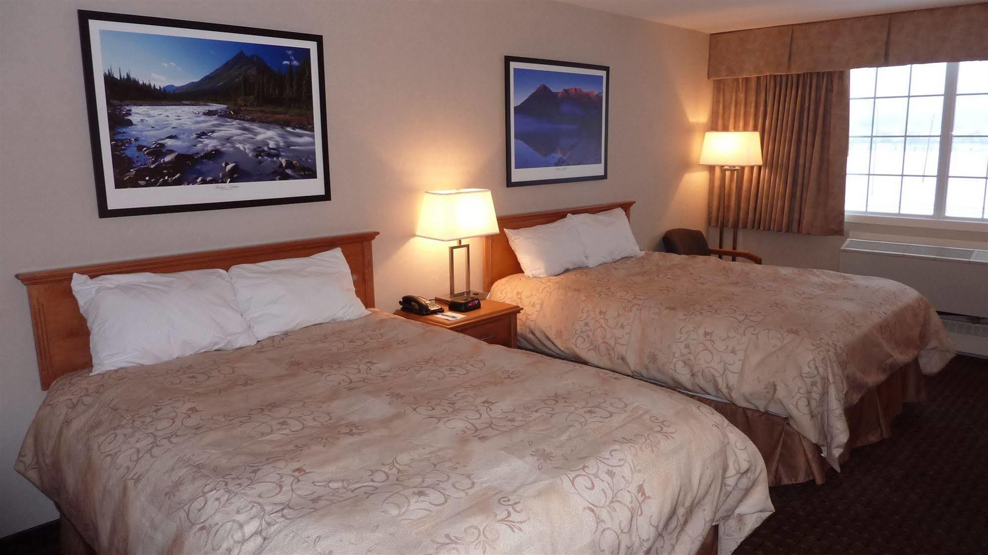 Woodlands Inn & Suites Fort Nelson Exterior foto