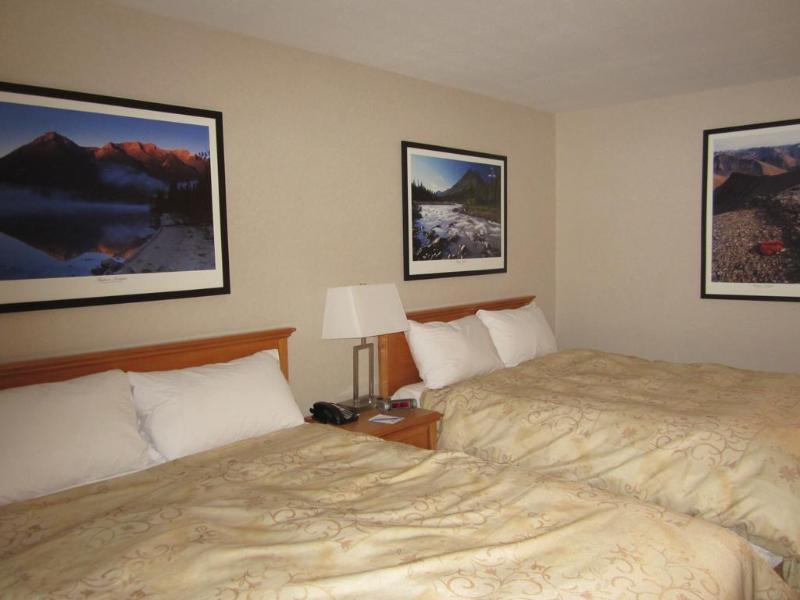 Woodlands Inn & Suites Fort Nelson Exterior foto