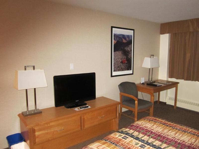 Woodlands Inn & Suites Fort Nelson Exterior foto