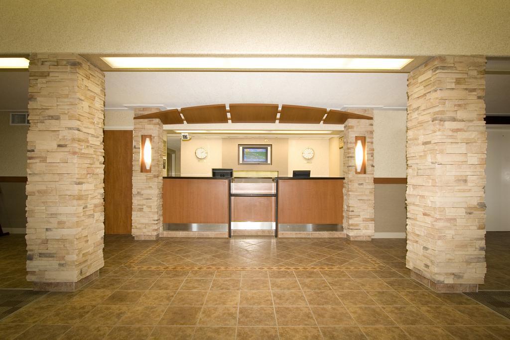 Woodlands Inn & Suites Fort Nelson Exterior foto