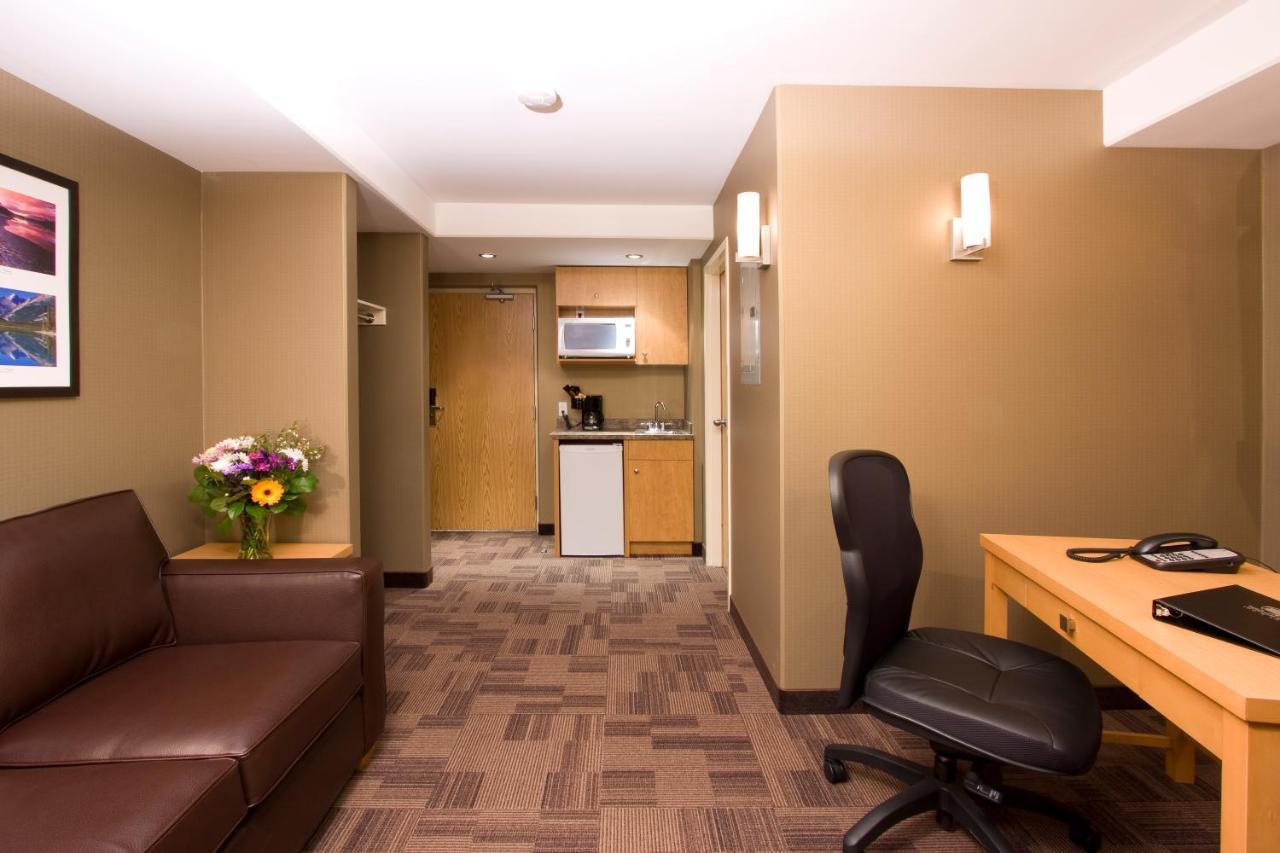 Woodlands Inn & Suites Fort Nelson Exterior foto